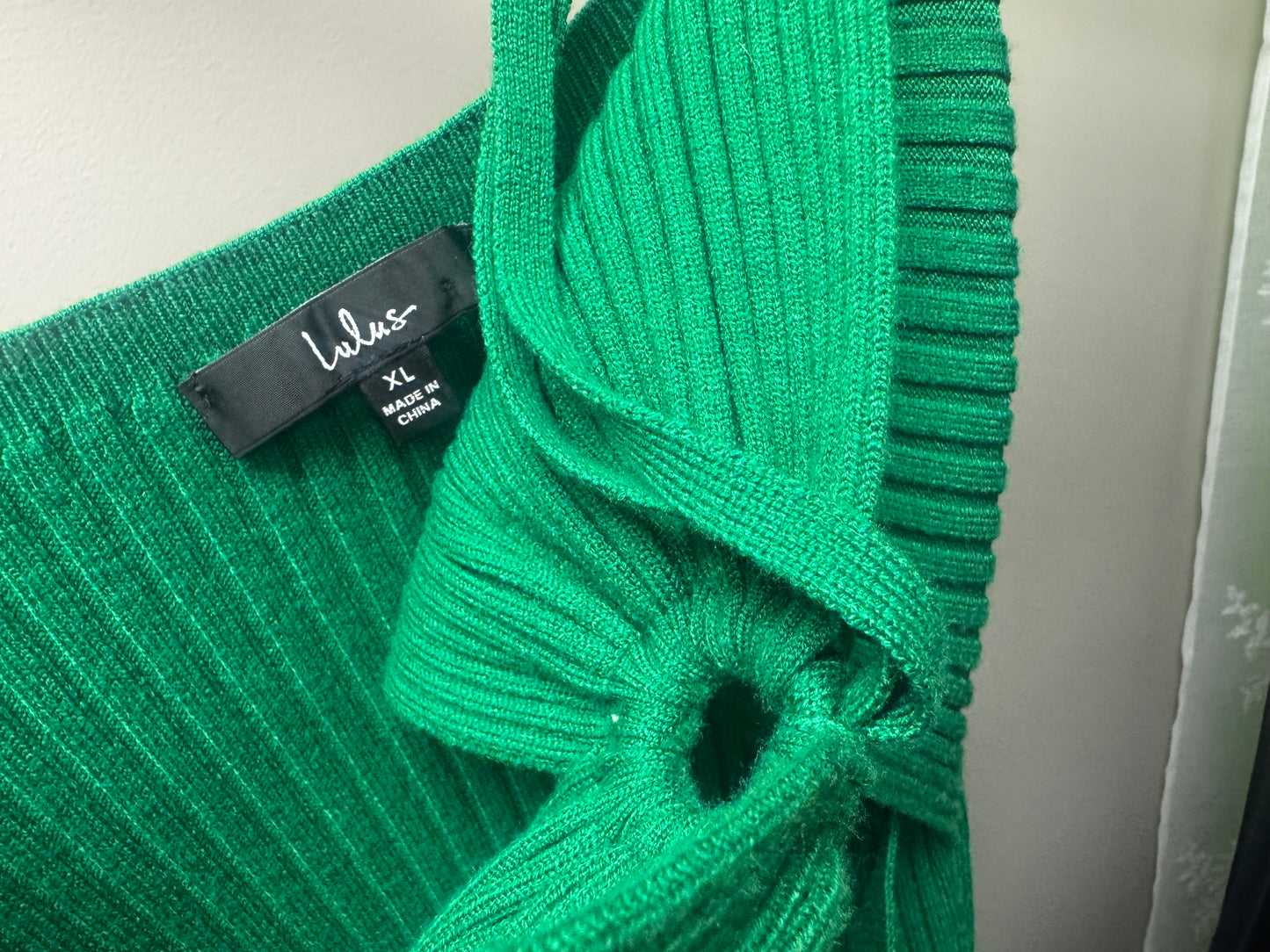 Lulu‘s green cut out sweater dress